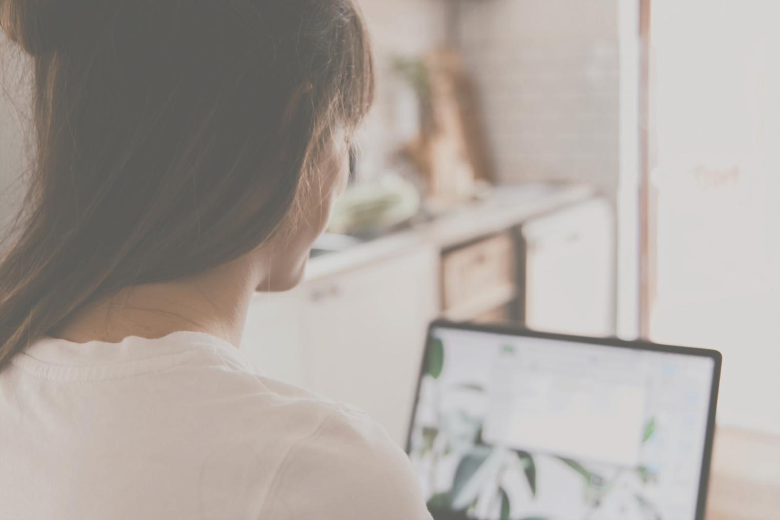 Interface de gestion financière personnalisée avec tableurs structurés